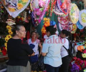 Los capitalinos se han dado a la tarea de comprar coloridas coronas para asistir a los cementerios y recordar sus difuntos. Foto: Efraín Salgado/EL HERALDO