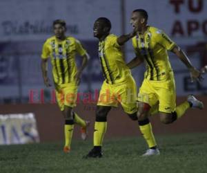 Darixon Vuelto celebra su gol en el estadio Humberto Micheletti de El Progreso. Foto: Opsa.