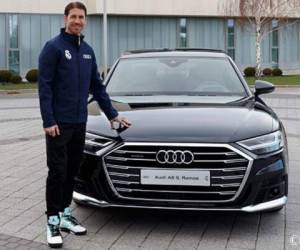 El capitán merengue Sergio Ramos posando junto a su nuevo vehículo Audi. Foto: Real Madrid.