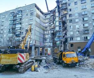 Excavadores que participaron en la operación de rescate tres días después que la explosión sacudiera un edificio residencial en la ciudad rusa. (Foto: AFP)