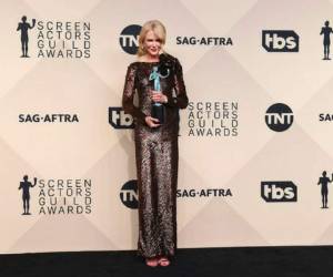 Nicole Kidman posando con su estatuilla SAG 2018. Foto AP/El Heraldo Honduras.