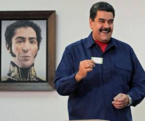 Pero Maduro sorprendió cuando, al votar, aseguró que esos partidos quedarían inhabilitados por boicotear las municipales: 'Partido que no haya participado hoy y haya llamado al boicot de las elecciones no puede participar más', advirtió. Foto: AFP