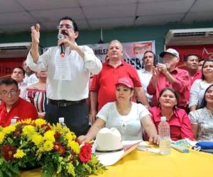 La semana pasada, Zelaya Rosales cambió su discurso y planteó la necesidad de regular la reelección presidencial a través de una consulta a la militancia de Libre.