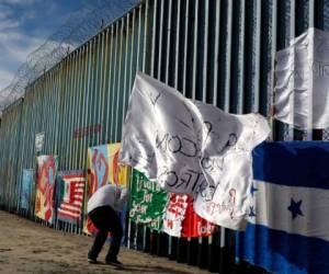 Miles de migrantes centroamericanos se encuentran en la frontera de México con Estados Unidos. (Foto: AP)