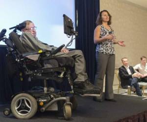 La famosa silla le permitía al científico no solo trasladarse si no además comunicarse. Aquí durante una foto en vida. (Foto: El País)