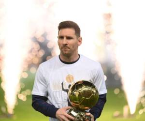 Messi presentó ante los aficionados parisinos su séptimo Balón de Oro en el Parque de los Príncipes. Foto: AFP