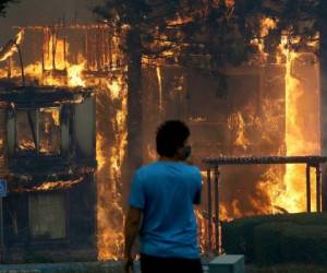 Fuertes vientos atizaron incendios que arrasaron el norte de California el lunes, cuando se ordenó la evacuación de residentes mientras llamas y humo devoraban casas y negocios en una región vinícola. Fotos: AP.