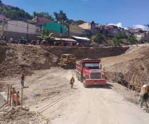 Desde hace más de un mes pobladores de la Reynel Fúnez exigen para que la AMDC solucione la colapsada caja puente del sector.