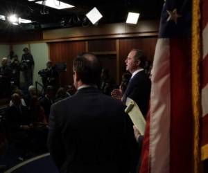 El gerente de juicio político de la Cámara de Representantes, Adam Schiff, habla durante una conferencia de prensa después del quinto día del juicio de juicio político contra el presidente Donald Trump en el Capitolio de los Estados Unidos. Foto: Agencia AFP.