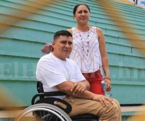 José Luis Villalobos junto a su esposa, Edith Martínez, en el interior del Nacional esperando ver al brasileño Ronaldinho Gaúcho (Foto: Ronal Aceituno/OPSA)