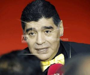La leyenda del fútbol argentino Diego Maradona llega para el sorteo de la Copa Mundial de fútbol 2018 en el Kremlin de Moscú, el viernes 1 de diciembre de 2017. (AP Photo / Dmitri Lovetsky).