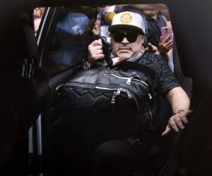 El ex jugador ha tenido que permanecer en el hotel desde que llegó. Aquí el momento cuando era asediado a su llegada en el aeropuerto.(Foto: AFP)