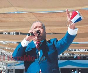 Héctor 'El Torito' Acosta cantando en la toma de posesión de la presidenta Xiomara Castro de Zelaya. FOTO: EL HERALDO