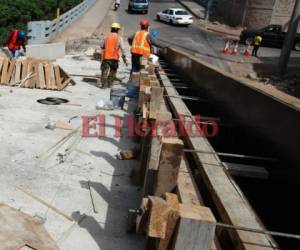 Los obreros trabajan en la instalación de las vigas de metal sobre las que se colocara la base de concreto. (Foto: Efraín Salgado / EL HERALDO)