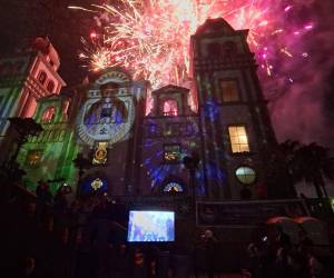 El santuario de Suyapa se llenó de luz y color con un impresionante video mapping por el aniversario del hallazgo de la Virgen de Suyapa en Tegucigalpa. Aquí las impresionantes imágenes que iluminaron el templo.