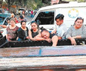 Los familiares de Julissa Hernández lloran desconsoladamente tras retirar su cuerpo de la morgue capitalina.