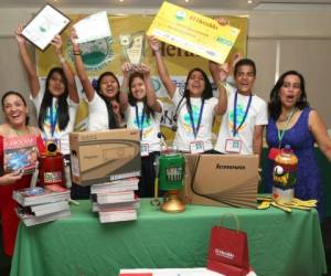 Los estudiantes del Centro de Educación Básica San Miguel de Heredia mientras recibían el galardón con el título de la Escuela más Amigable con el Ambiente. Foto: Marvin Salgado/El Heraldo.