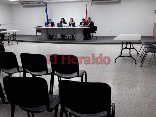 Las sillas en el Tribunal Disciplinario están vacías. Los 17 diputados no se presentaron. Foto: Alex Pérez/EL HERALDO.