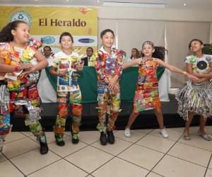 Los alumnos del Club Rotario Tegucigalpa Sur Número 2 bailan la canción de la banda Los Colorados. Foto: E. Salgado/M. Salgado/El Heraldo.
