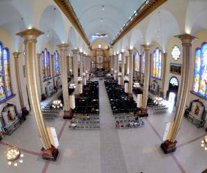 Debido a sus amplias dimensiones la Basílica puede tener en su interior al menos a 10 mil personas. La pulcritud hace que este lugar sagrado sea un espacio de paz y fe.