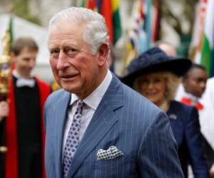 En esta imagen de archivo, tomada el 9 de marzo de 2020, el príncipe Carlos de Inglaterra y Camila, duquesa de Cornualles (en el fondo), luego de asistir a la misa anual por el Día de la Commonwealth, en la abadía de Westminster, Londres, el 9 de marzo de 2020.