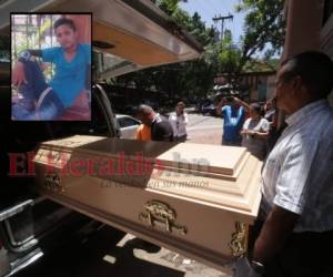 El cuerpo de Janier Reiniery López Núñez, de 20 años de edad, fue retirado la tarde de este jueves de la morgue de Tegucigalpa. Foto: Estalin Irías/EL HERALDO.