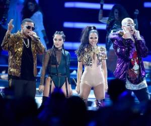 Daddy Yankee, Bad Bunny, Natti Natasha y Becky G encendieron el escenario con la melodía 'Dura'.