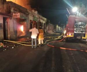 Miembros del Cuerpo de Bomberos mientras intentaban apagar el incendio. Foto: EL HERALDO.