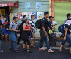 El grupo, conformado por unas 2.000 personas, salió al amanecer luego de descansar y secar la ropa que mojaron al atravesar a nado el río Suchiate, que separa a México de Guatemala.