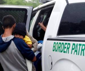 Decenas de migrantes son detenidos en las aduanas entre México y Estados Unidos. Foto: Agencia AP