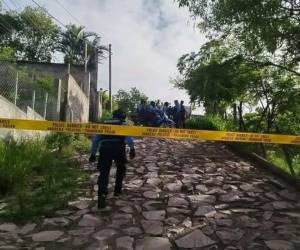 La madrugada del sábado 13 de junio fue hallada muerta una adolescente, específicamente en el sector B de la colonia Los Pinos, en Tegucigalpa; tenía las manos atadas y presentaba evidentes signos de haber sido torturada antes de ser ultimada a balazos. ¿Qué se sabe del caso? A continuación los detalles.
