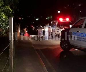Hasta el lugar llegaron las autoridades de la morgue para hacer el levantamiento del cadáver. Foto EL HERALDO