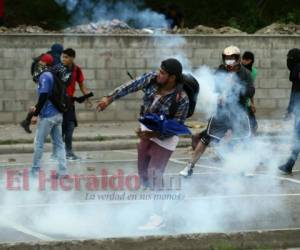 La movilización de galenos en el bulevar Centroamérica derivó en un enfrentamiento con miembros de la Policía. Fotos: Emilio Flores / EL HERALDO.