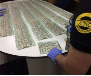 La fuerte suma de dinero fue encontrada en un compartimiento falso del tanque de un pick-up. Las autoridades aseguran que el dinero es producto de la venta de drogas.