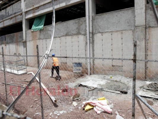El edificio no tiene un muro perimetral y solo se ha instalado una malla para limitar el espacio.