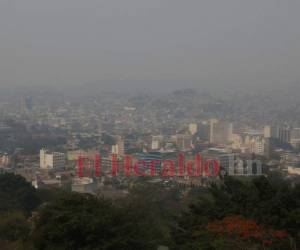 Algunos edificios apenas podían distinguirse debido al humo. Foto Johny Magallanes| EL HERALDO