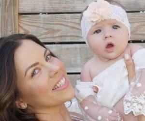 Ximena Duque junto a su hija Luna Adkins. La pequeña nació el 14 de enero de 2018 a las 4:56 de la tarde. Con pocos meses de vida ya es toda una celebridad en las redes sociales.