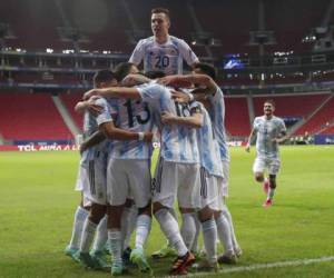 Los jugadores de Argentina celebran el primer gol en el partido ante Uruguay en un partido de la Copa América disputado el viernes 18 de junio de 2021 en Brasilia (AP Foto/Eraldo Peres)