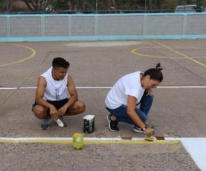 La embajadora de Marca País, Camen Boquín, con familiares y vecinos realizó el pintado de la cancha.