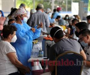 El lunes, martes y miércoles pasado Salud vacunó a las personas de 50 a 59 años con comorbilidades. Foto: Marvin Salgado/David Romero/El Heraldo