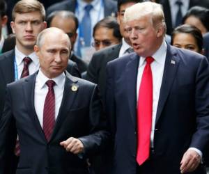 Donald Trump y Vladimir Putin no sostuvieron una reunión formal, sin embargo, estuvieron juntos en una cumbre en Vietnam. Foto: AP