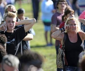 Angustia y desesperación vivieron los familiares de los menores durante el tiroteo dentro de la escuela secundaria. Foto: AFP