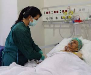 Una enfermera monitorea a Ayse Karatay en el Hospital Municipal de Eskisehir, Turquía, el sábado 4 de septiembre de 2021. FOTO: AP