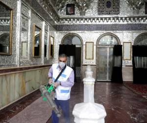Un trabajador desinfecta un santuario islámico en Teherán el 7 de marzo del 2020. AP