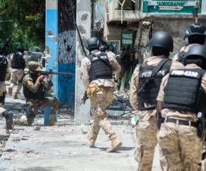 Varios miembros de las bandas que controlan la mayor parte de Puerto Príncipe murieron y otros resultaron heridos en enfrentamientos con la Fuerza de Supresión de Pandillas (GSF, por sus siglas en inglés) que intenta encontrar a cuatro de sus integrantes, de origen salvadoreño, desaparecidos desde el domingo en la capital haitiana. Esto está pasando.