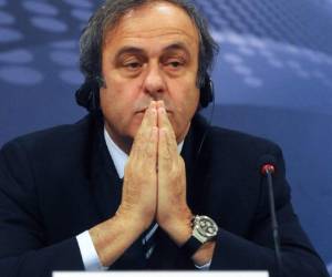 El expresidente de la UEFA, el francés Michel Platini y la exconsejera de Deportes en el gobierno de Nicolas Sarkozy, Sophie Dion, fueron detenidos este martes en el marco de una investigación por presunta corrupción en las condiciones de atribución del Mundial-2022 a Catar, informaron fuentes concordantes. (AFP)