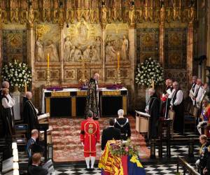 El funeral de Estado oficiado en la Abadía de Westminster, en Londres, y la posterior procesión por el centro de la capital británica fueron retransmitidos en directo a 125 cines de todo el país y a millones de hogares por televisión.