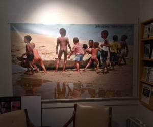 El museo cuenta con una sala de exhibición de artefactos, pertenecientes a la comunidad Garífuna Global.