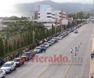 En las filas de los centros peatonales una de las denuncias más frecuentes entre los ciudadanos que madrugaron para ser inmunizados, fue la ausencia de personal de la Policía Nacional o de la Policía Militar de Orden Público (PMOP) para brindarle seguridad a los asistentes, pero a medida pasaron las horas comenzó a verse presencia de los uniformados. Foto: EL HERALDO