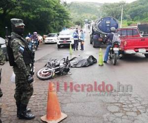 El cuerpo de la infortunada mujer quedó tendido sobre el pavimento, en medio de ambos carriles. Foto: Estalin Irías/ EL HERALDO